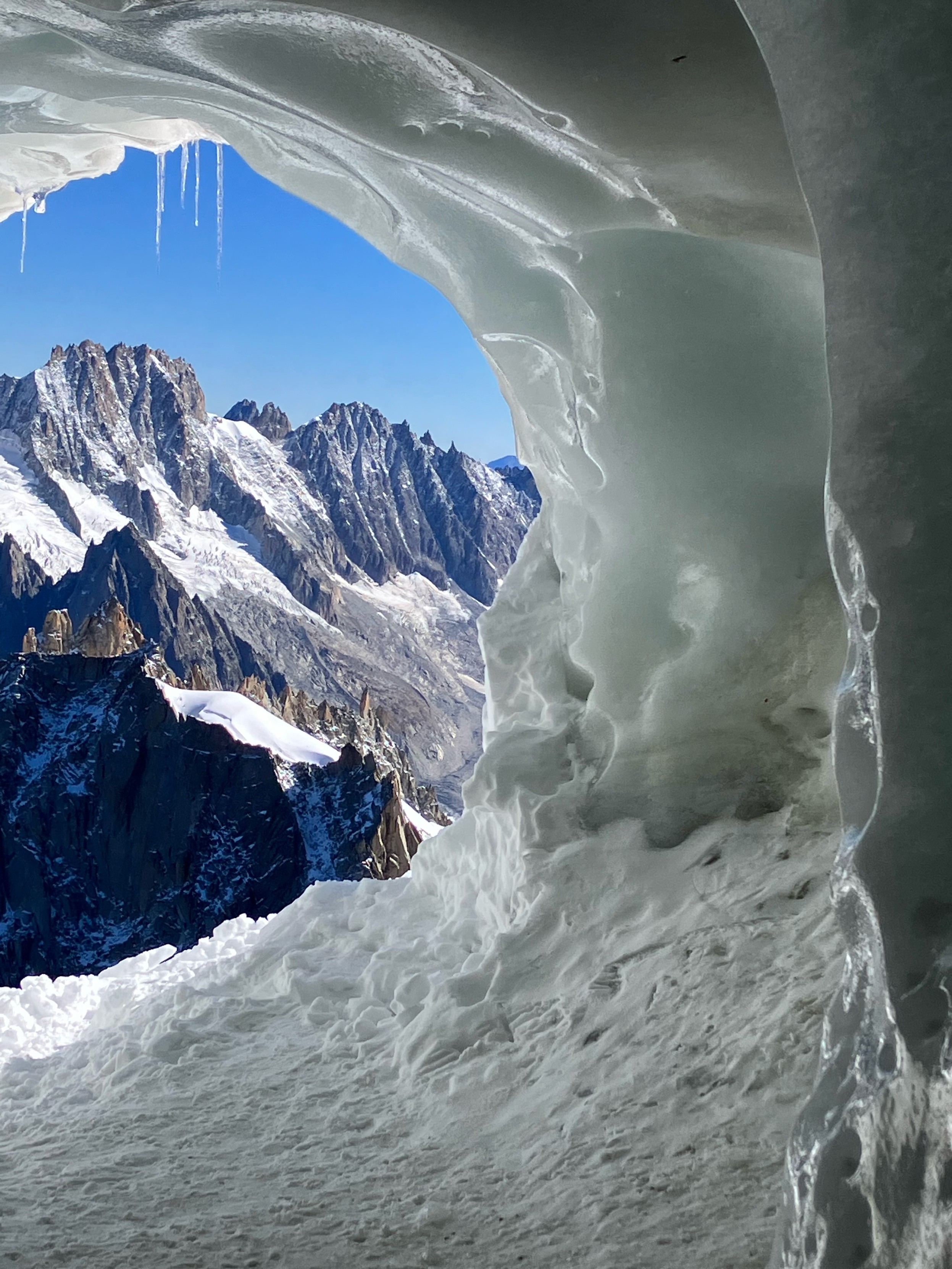 vue sur la montagne depuis une fenêtre dans la glace sur le mont blanc. 